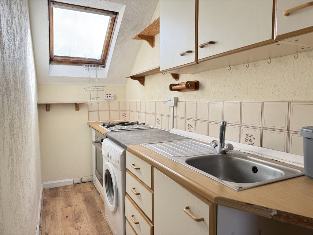 Lot: 28 - ONE-BEDROOM LEASEHOLD FLAT IN NEED OF IMPROVEMENT WITH SHARE OF FREEHOLD - Galley style kitchen